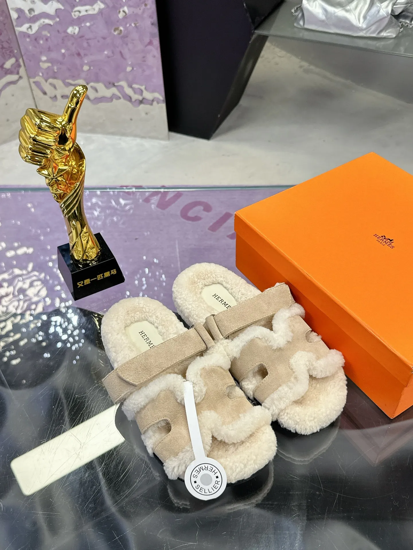 Factory price: 500💰 HERMES💗Ai Ma’s classic hot style second uncle🐑wool mop🆕 is coming. A must-have item for autumn and winter ✅ Versatile and fashionable at home and out on the street 🍀The colors are extremely colorful! Walking Tuscany! T men's shoes 💰R non-slip outsole super light ️ super comfortable on the feet without any binding feeling I can't stop drinking coffee ☕ my second uncle's slippers I can't take off Size number: 35-40 (41 made to order, non-refundable)